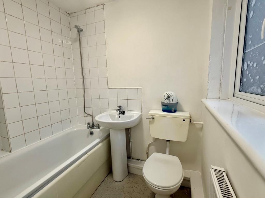 Lot: 101 - THREE STOREY HOUSE FOR IMPROVEMENT - Bathroom with W.C.